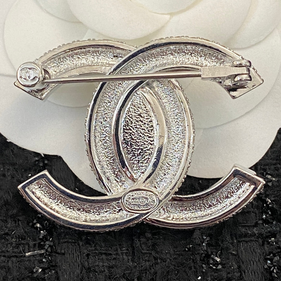 Martin Graham brooch in polished metal-tone – detail view
