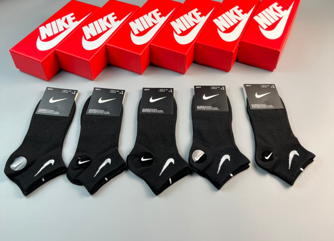 Nike Small Sport Logos No-Show Socks