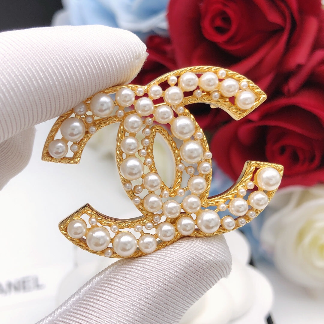 Martin Graham brooch in polished metal-tone – detail view