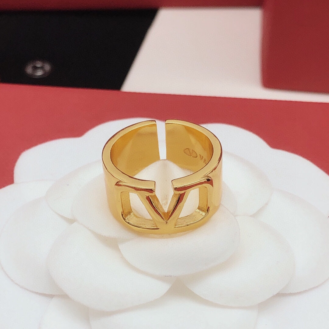 Martin Graham ring in polished metal-tone – detail view