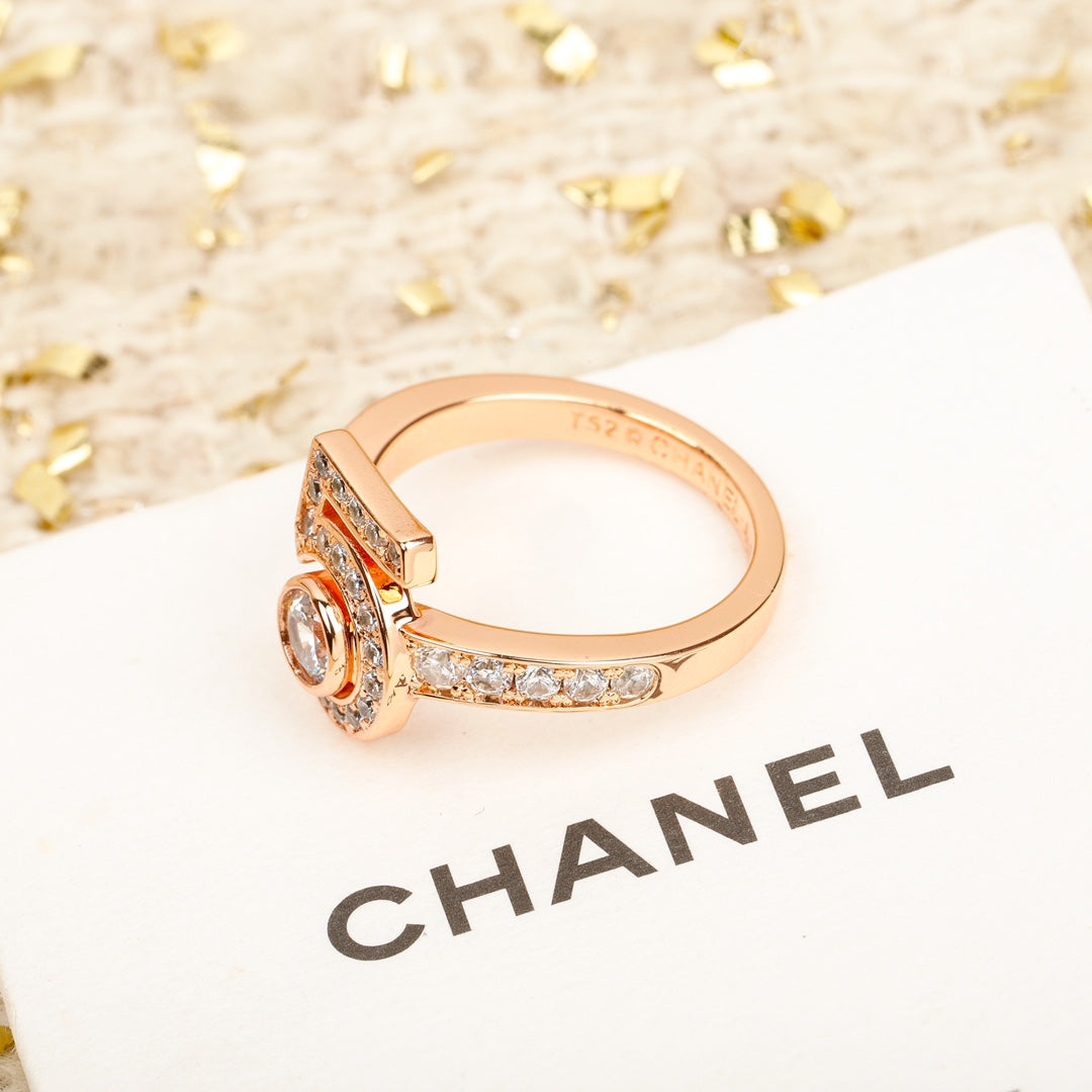 Martin Graham ring in polished metal-tone – side detail