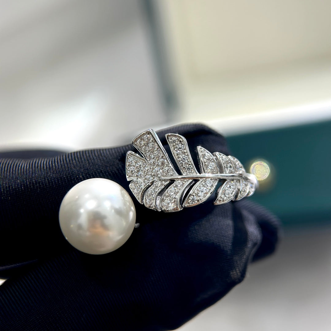 Martin Graham ring in polished metal-tone – detail view