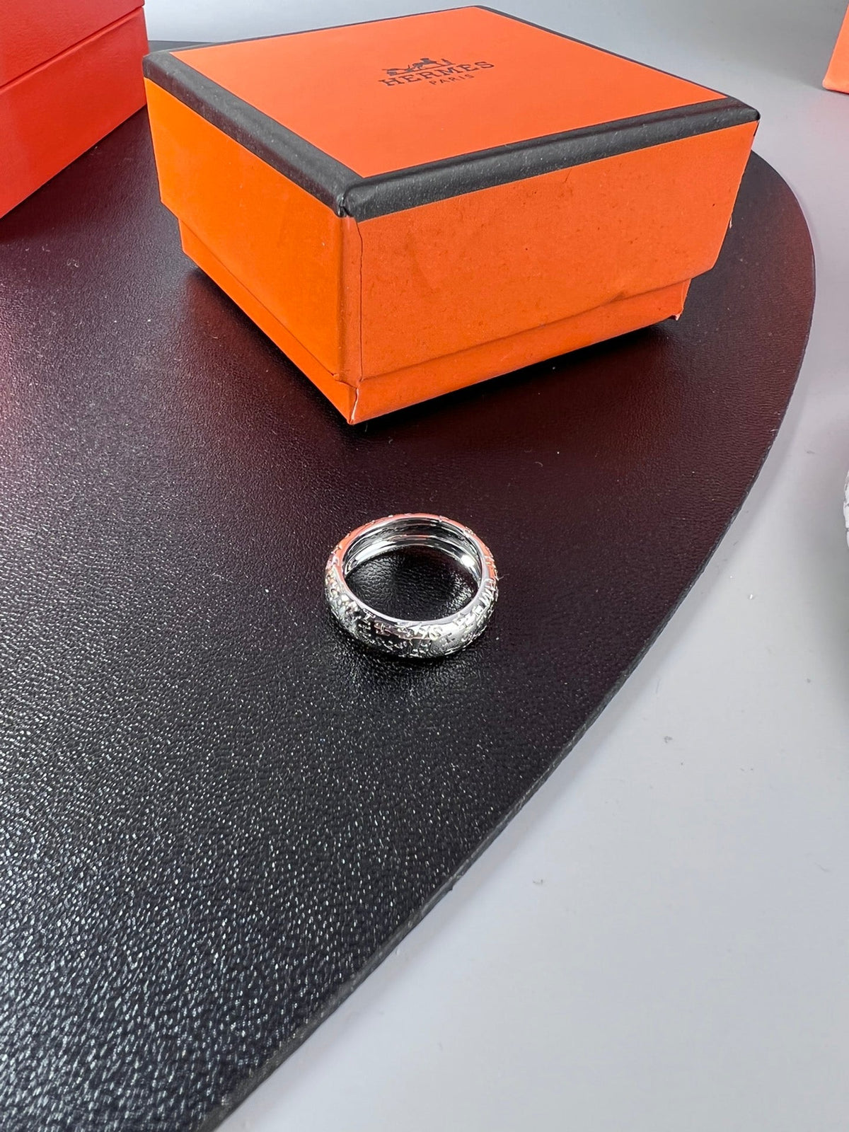 Martin Graham ring in polished metal-tone – side detail