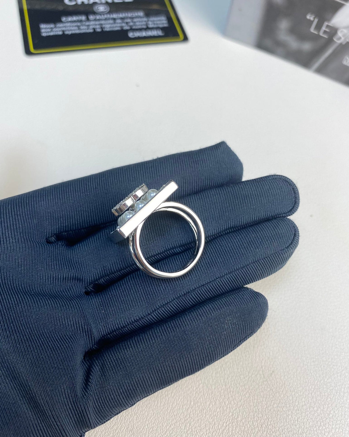 Martin Graham ring in polished metal-tone – side detail