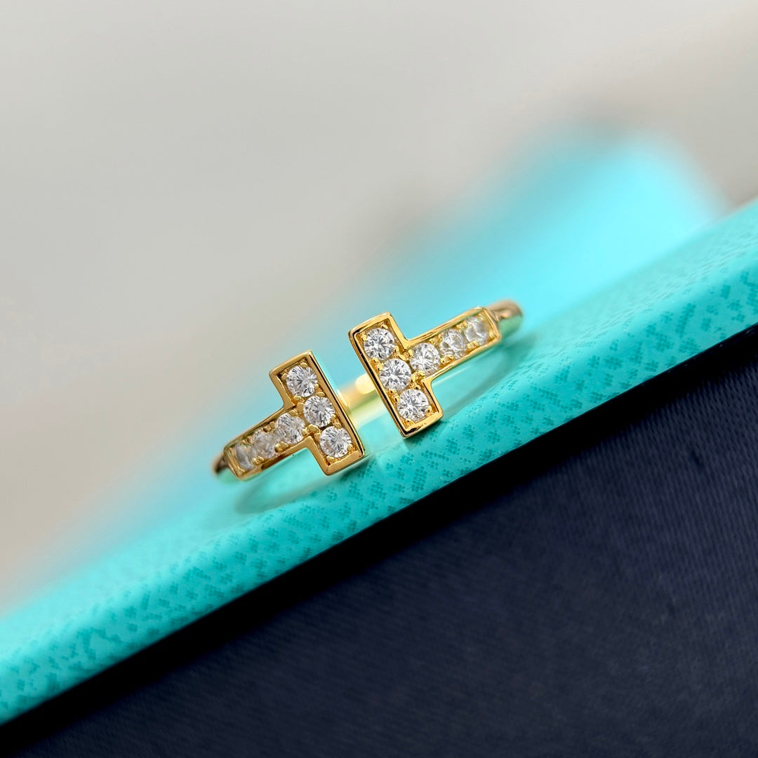 Martin Graham ring in polished metal-tone – close-up detail