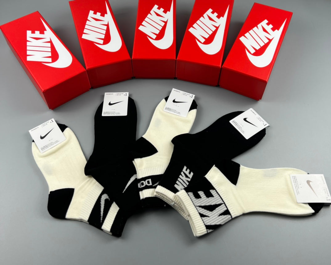 Nike Cotton Contrast Swoosh And Wordmark Details Ankle Socks