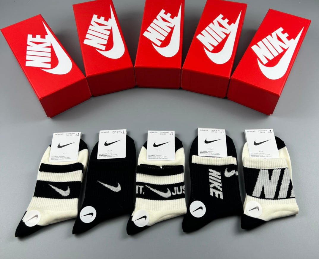 Nike Cotton Contrast Swoosh And Wordmark Details Ankle Socks