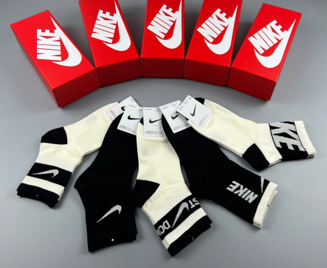 Nike Cotton Contrast Swoosh And Wordmark Details Ankle Socks