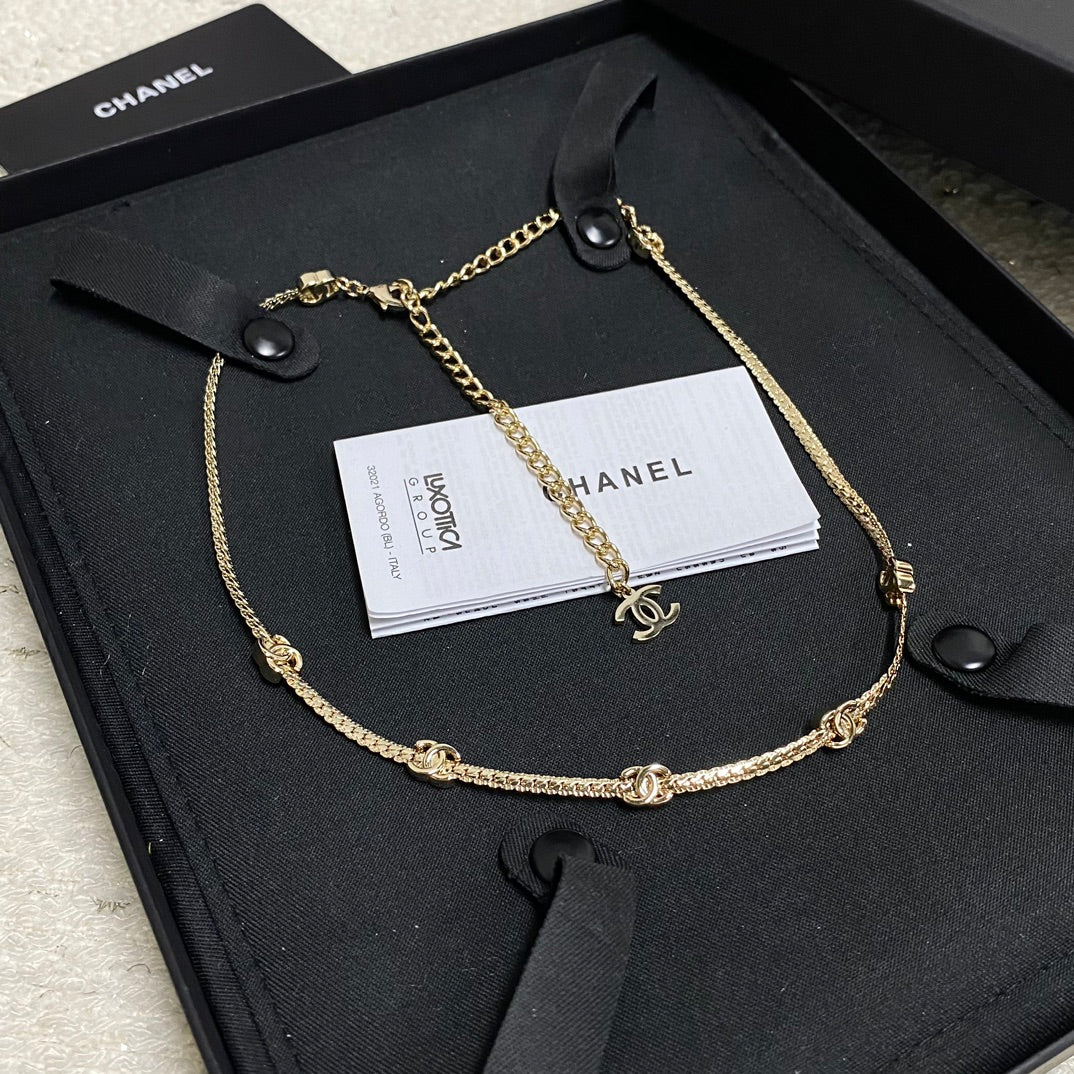 Martin Graham jewelry accessory in polished metal-tone – detail view