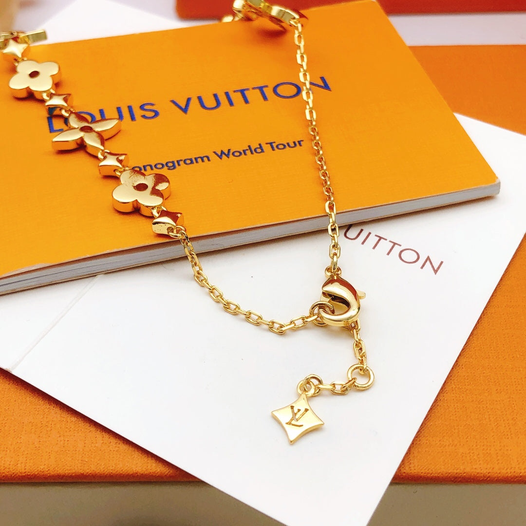 Martin Graham pendant necklace in polished metal-tone – close-up detail