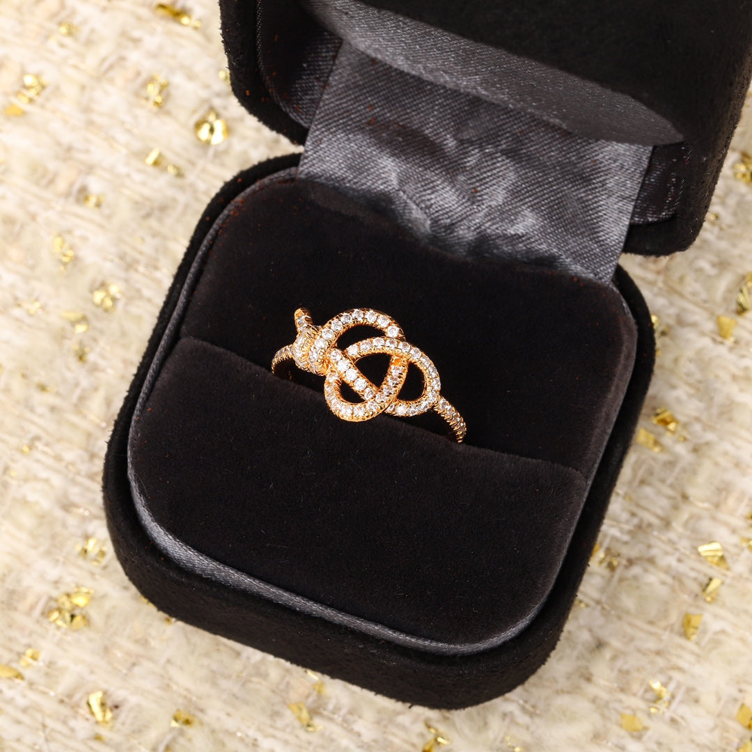 Martin Graham ring in polished metal-tone – detail view
