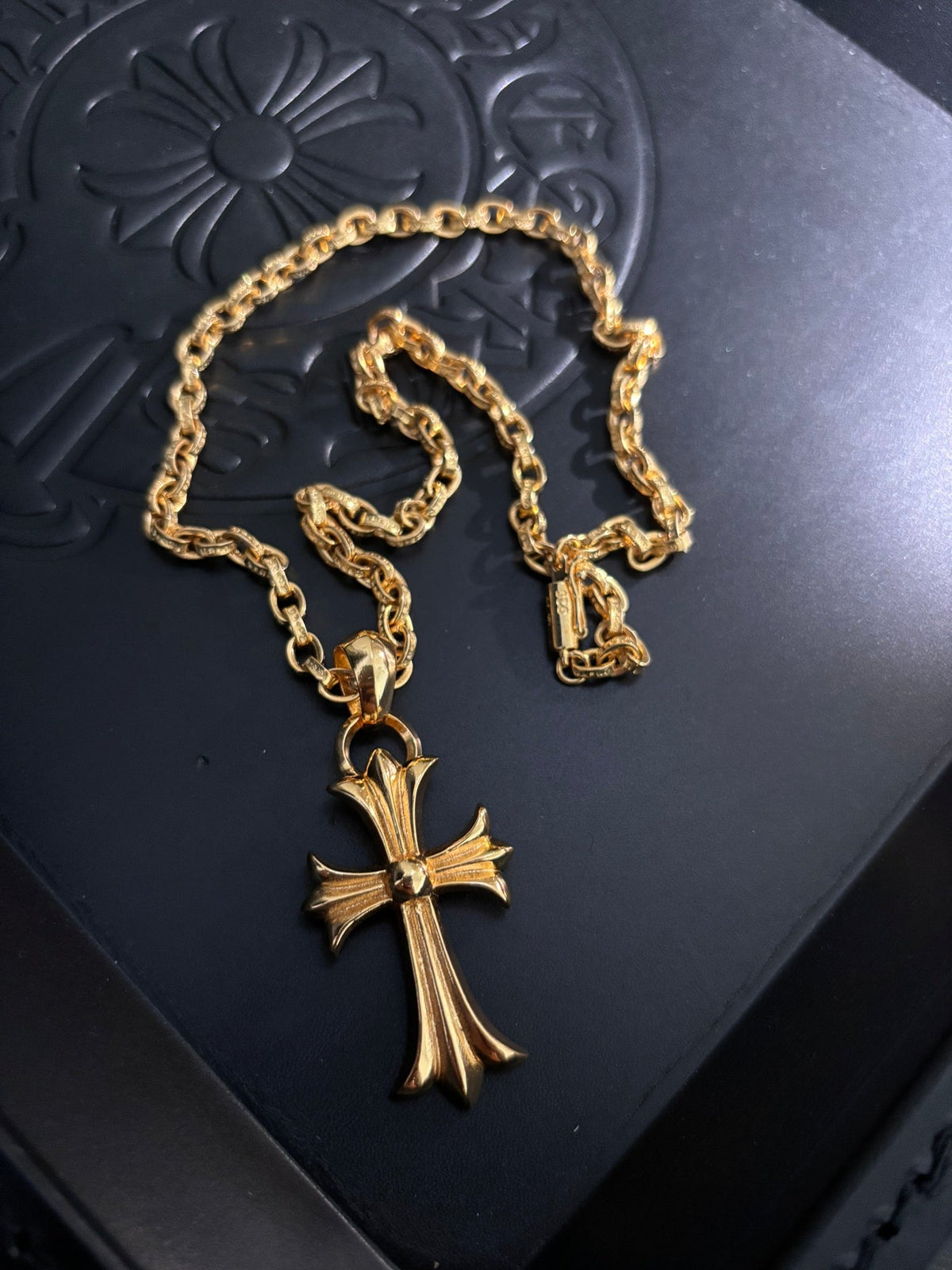 Martin Graham pendant necklace in polished metal-tone – detail view