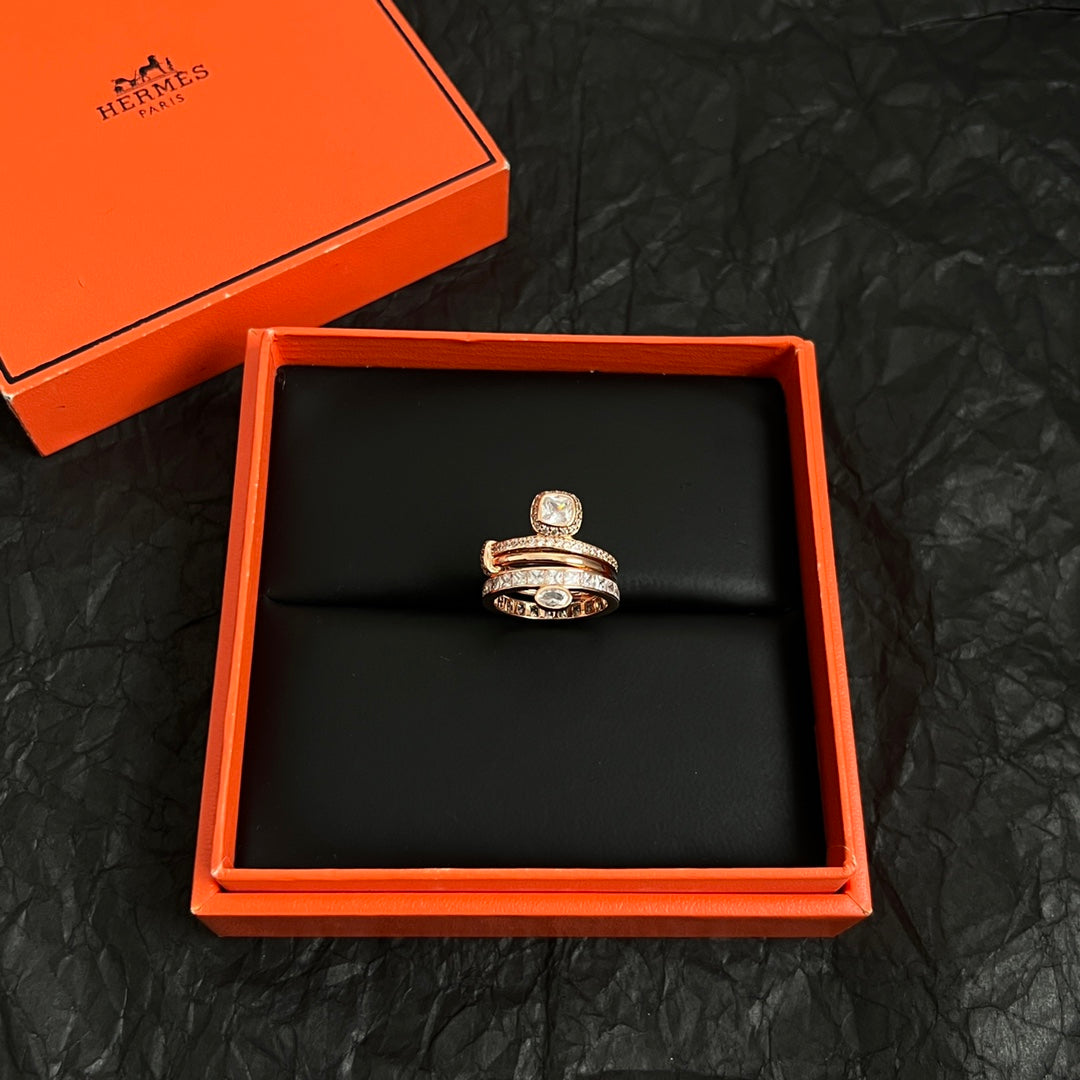 Martin Graham ring in polished metal-tone – side detail