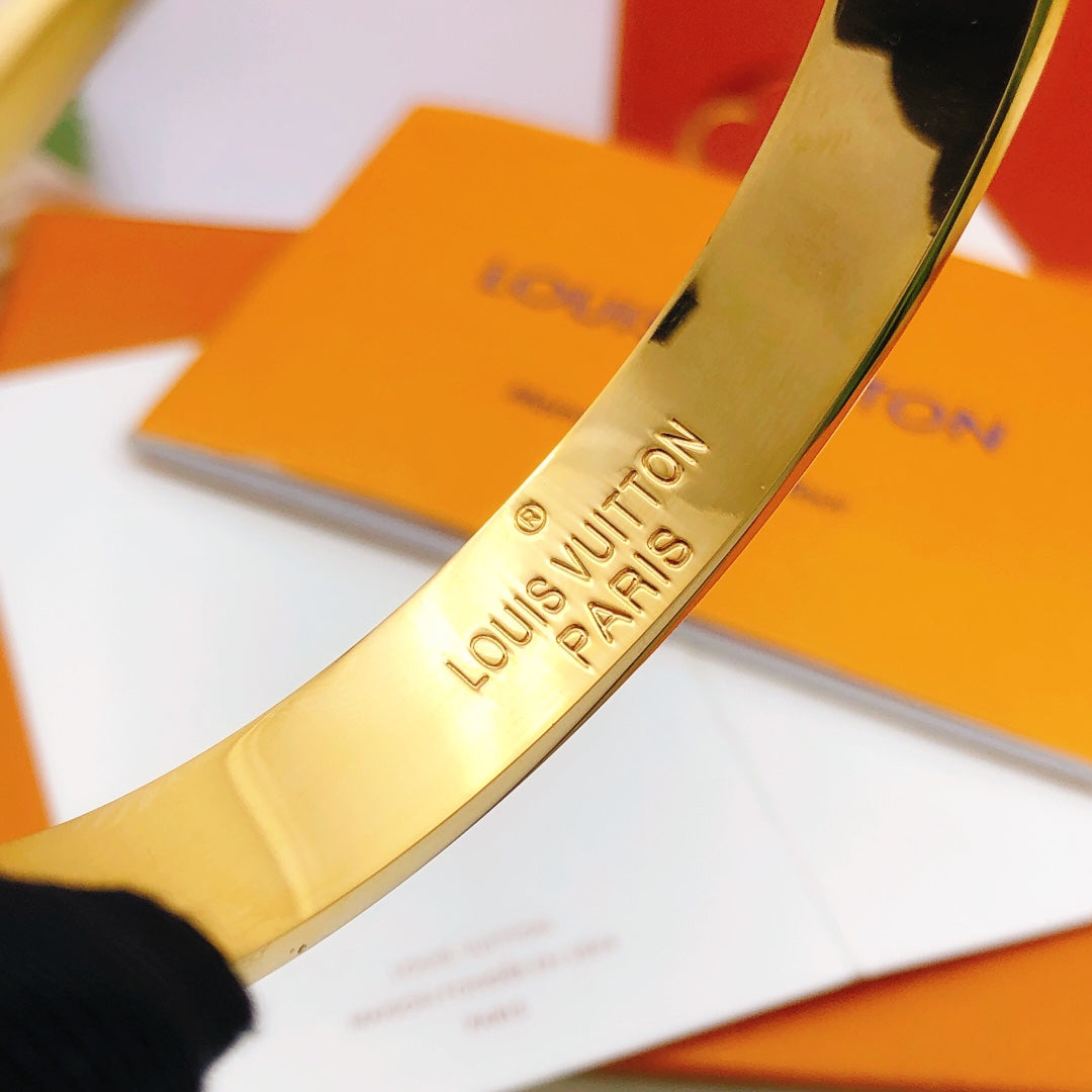 Martin Graham bangle in polished metal-tone – detail view