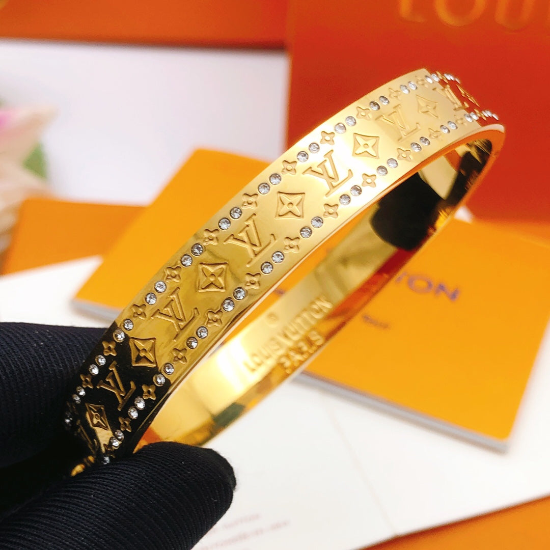 Martin Graham bangle in polished metal-tone – side detail