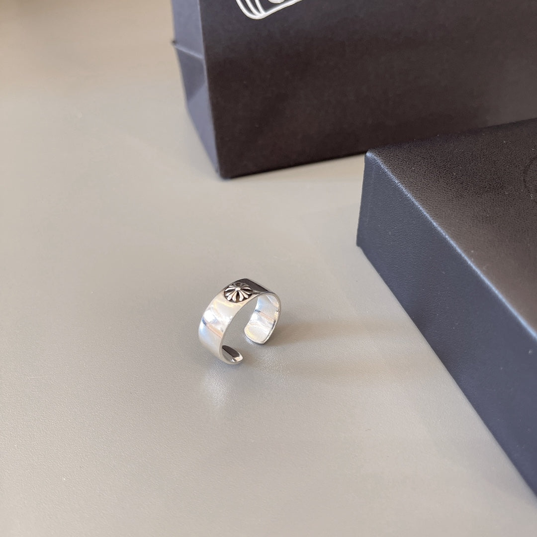 Martin Graham ring in polished metal-tone – side detail