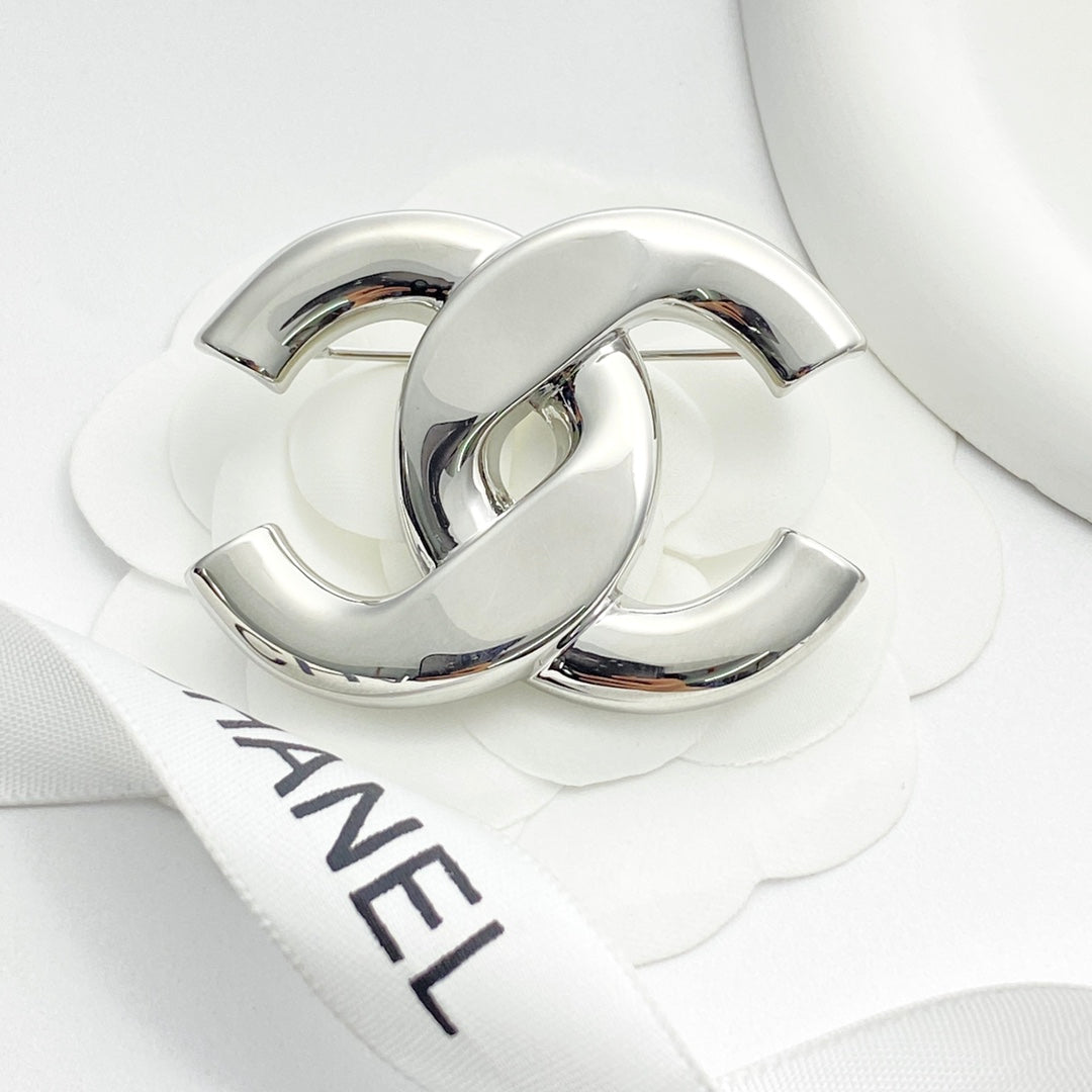 Martin Graham brooch in polished metal-tone – side detail