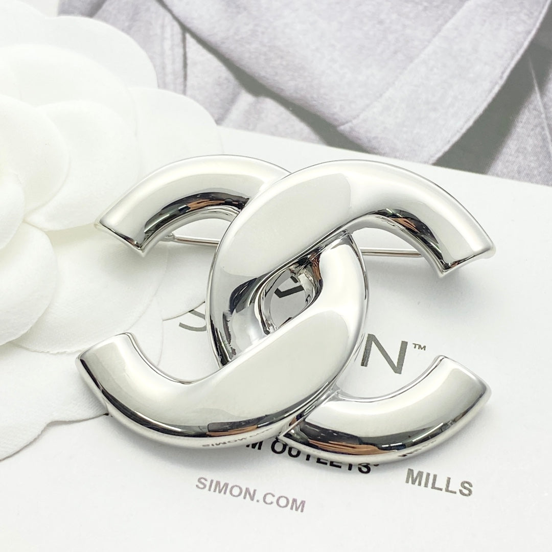Martin Graham brooch in polished metal-tone – detail view