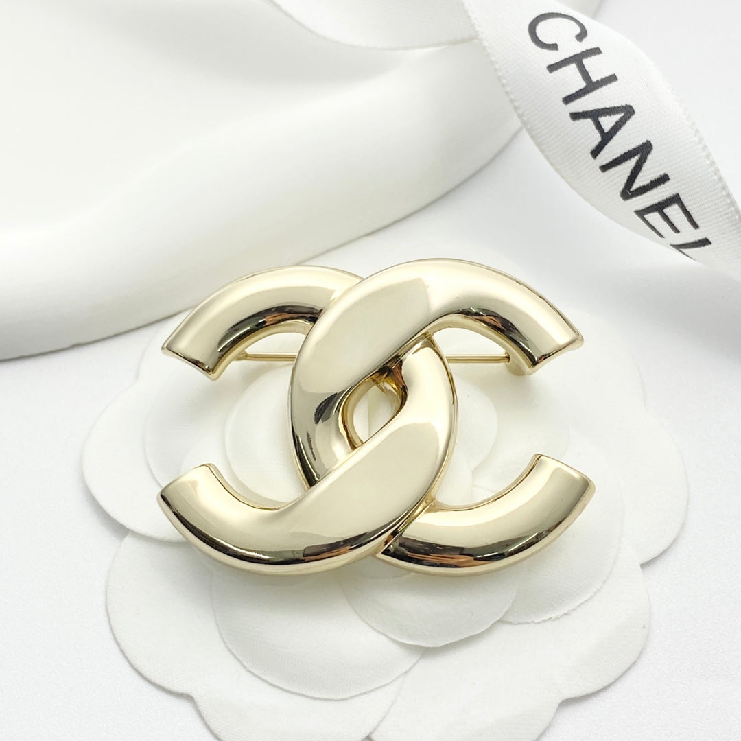 Martin Graham brooch in polished metal-tone – detail view