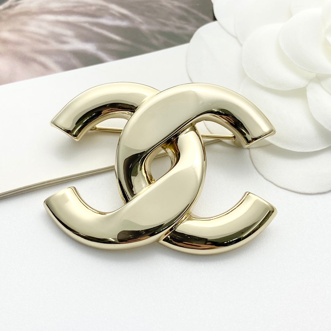 Martin Graham brooch in polished metal-tone – close-up detail