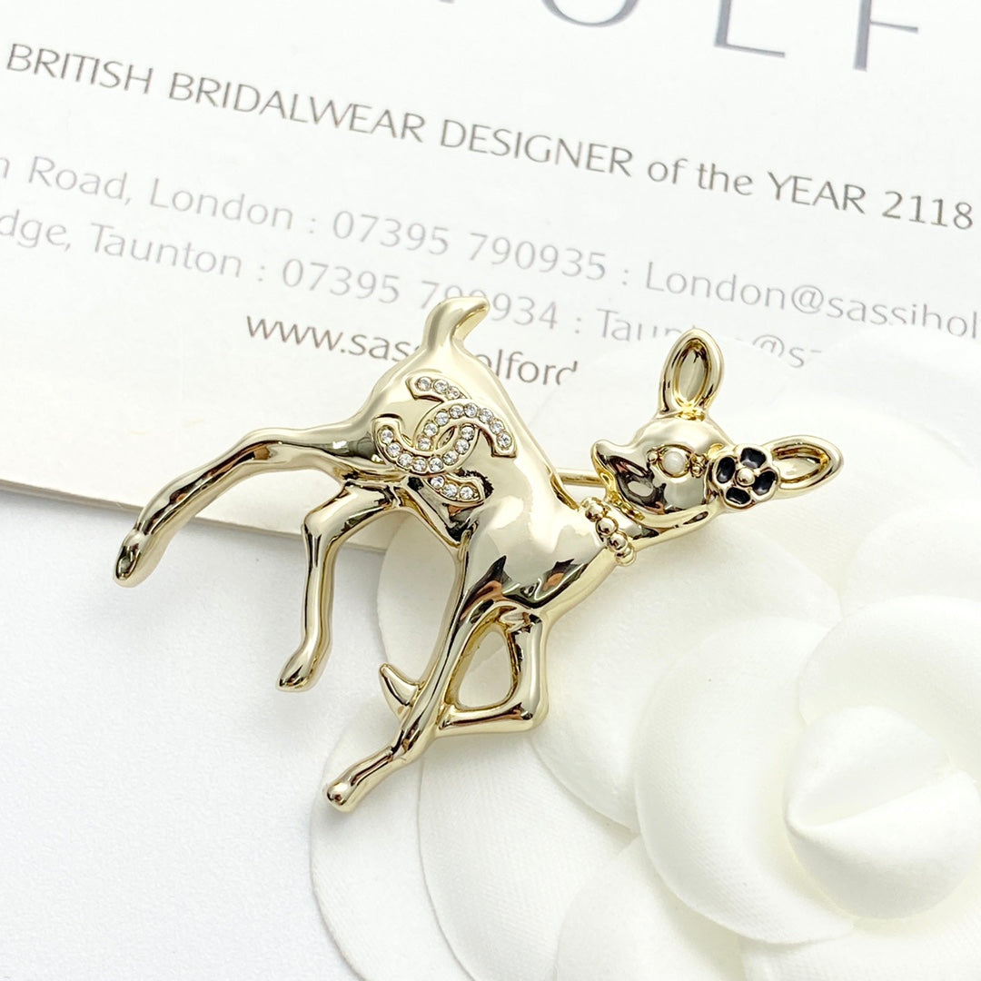 Martin Graham brooch in polished metal-tone – detail view