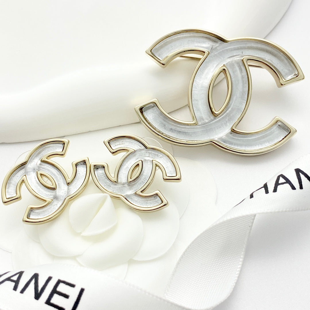 Martin Graham brooch in polished metal-tone – detail view