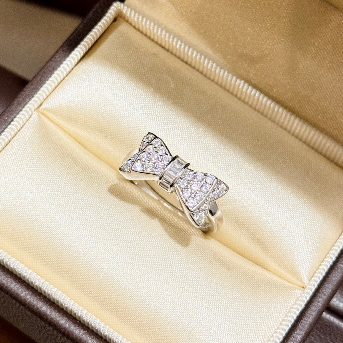 Martin Graham ring in polished metal-tone – side detail