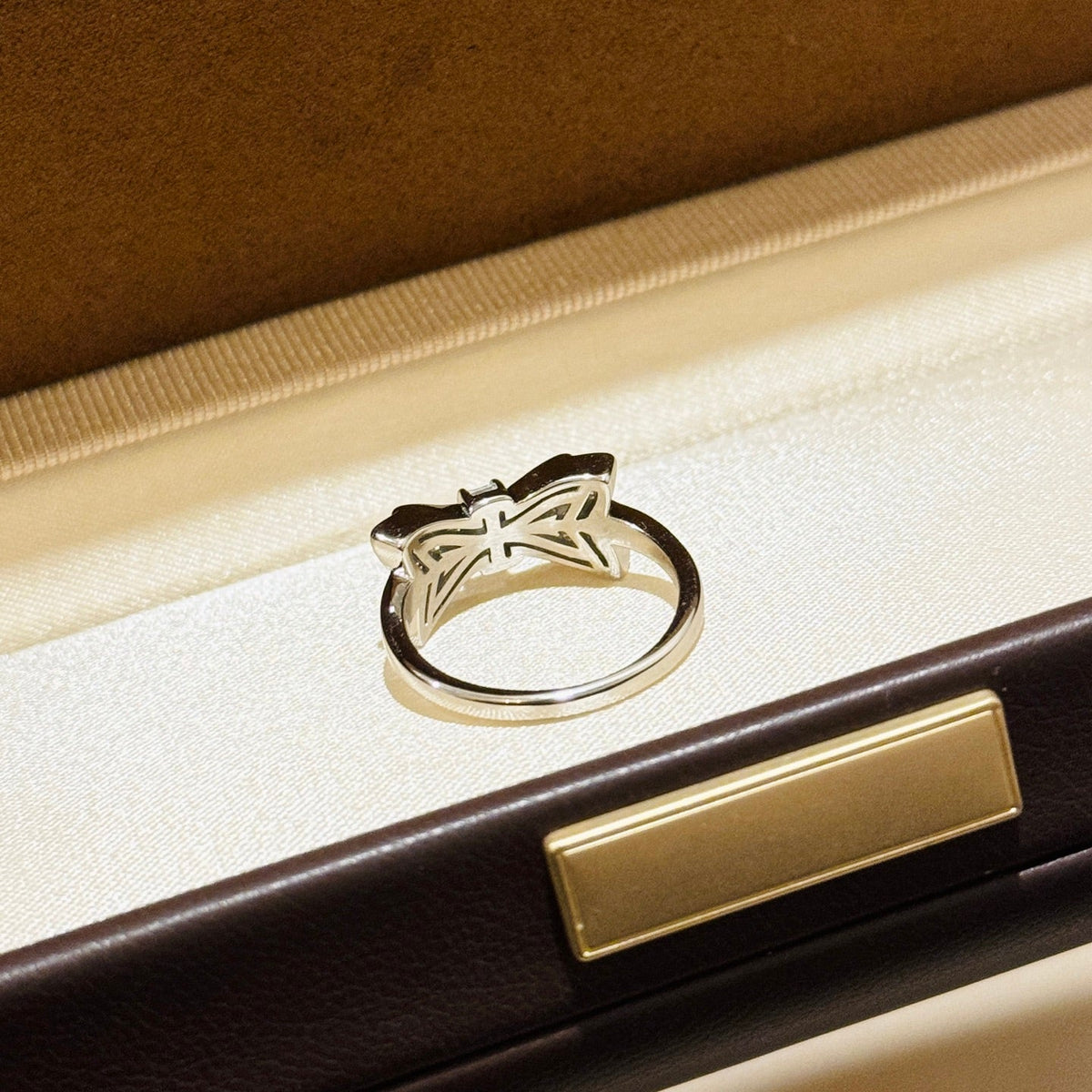 Martin Graham ring in polished metal-tone – detail view