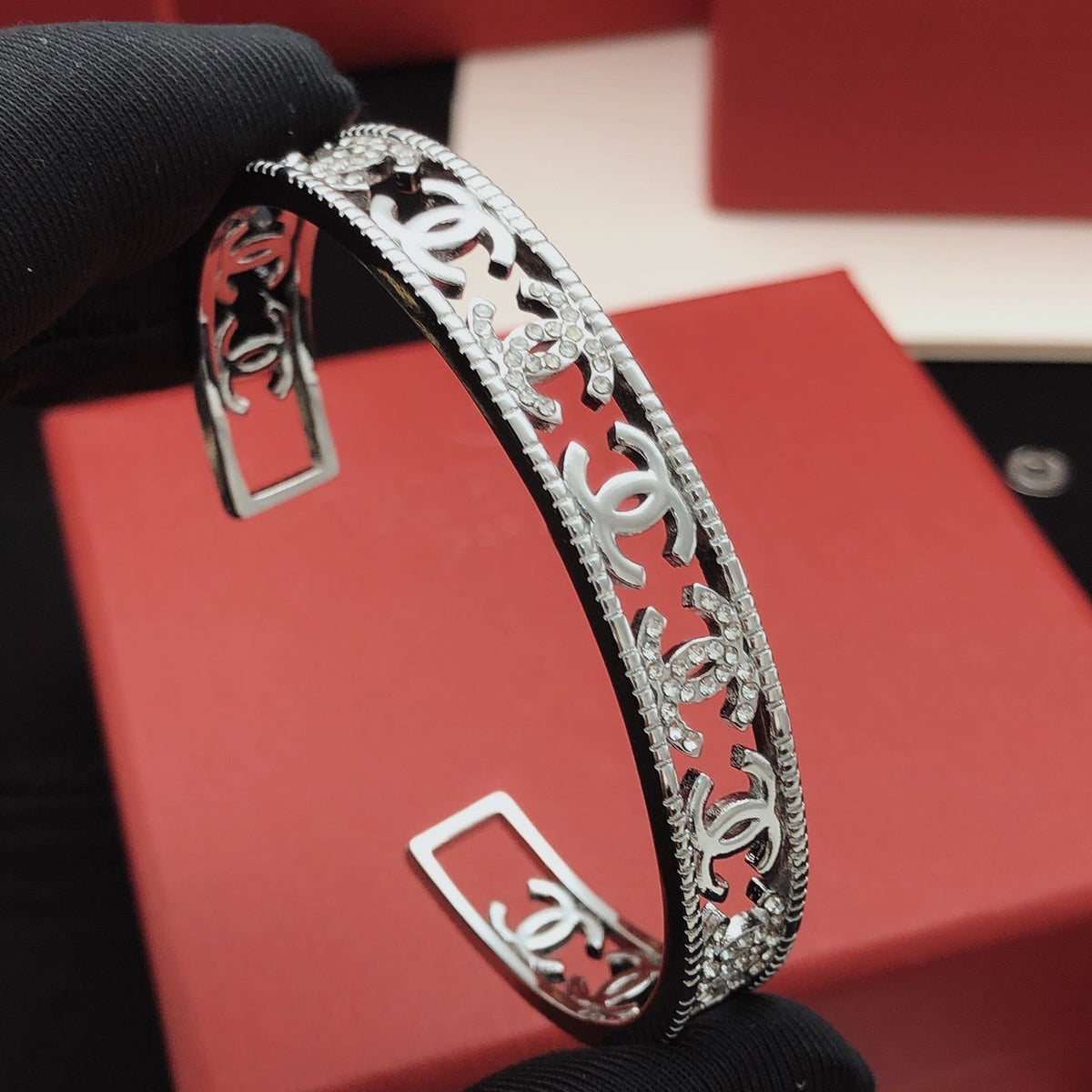 Martin Graham bangle in polished metal-tone – detail view