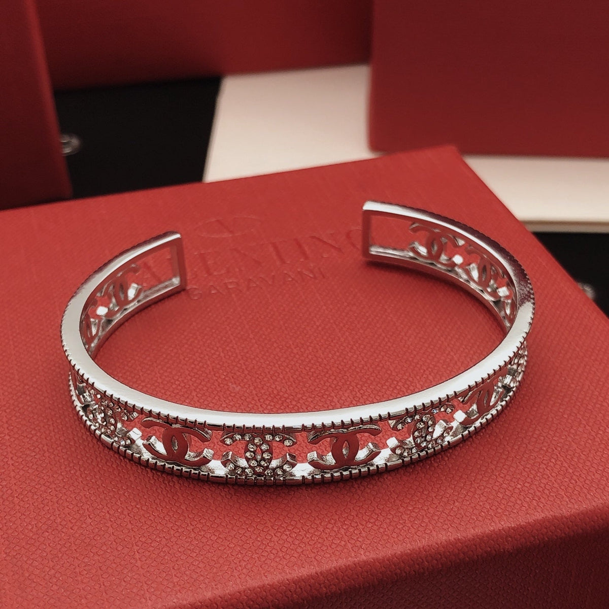 Martin Graham bangle in polished metal-tone – side detail