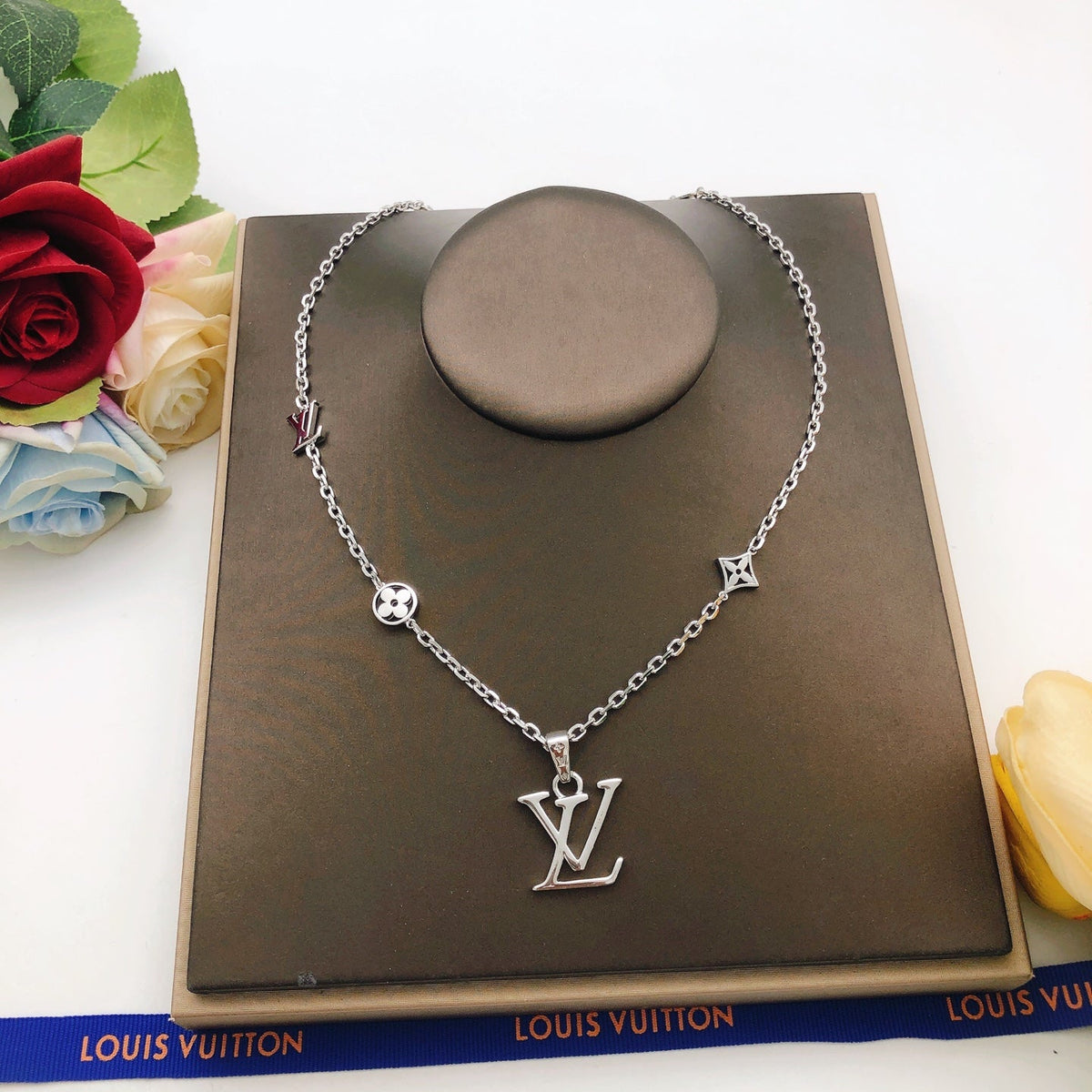 Martin Graham pendant necklace in polished metal-tone – close-up detail
