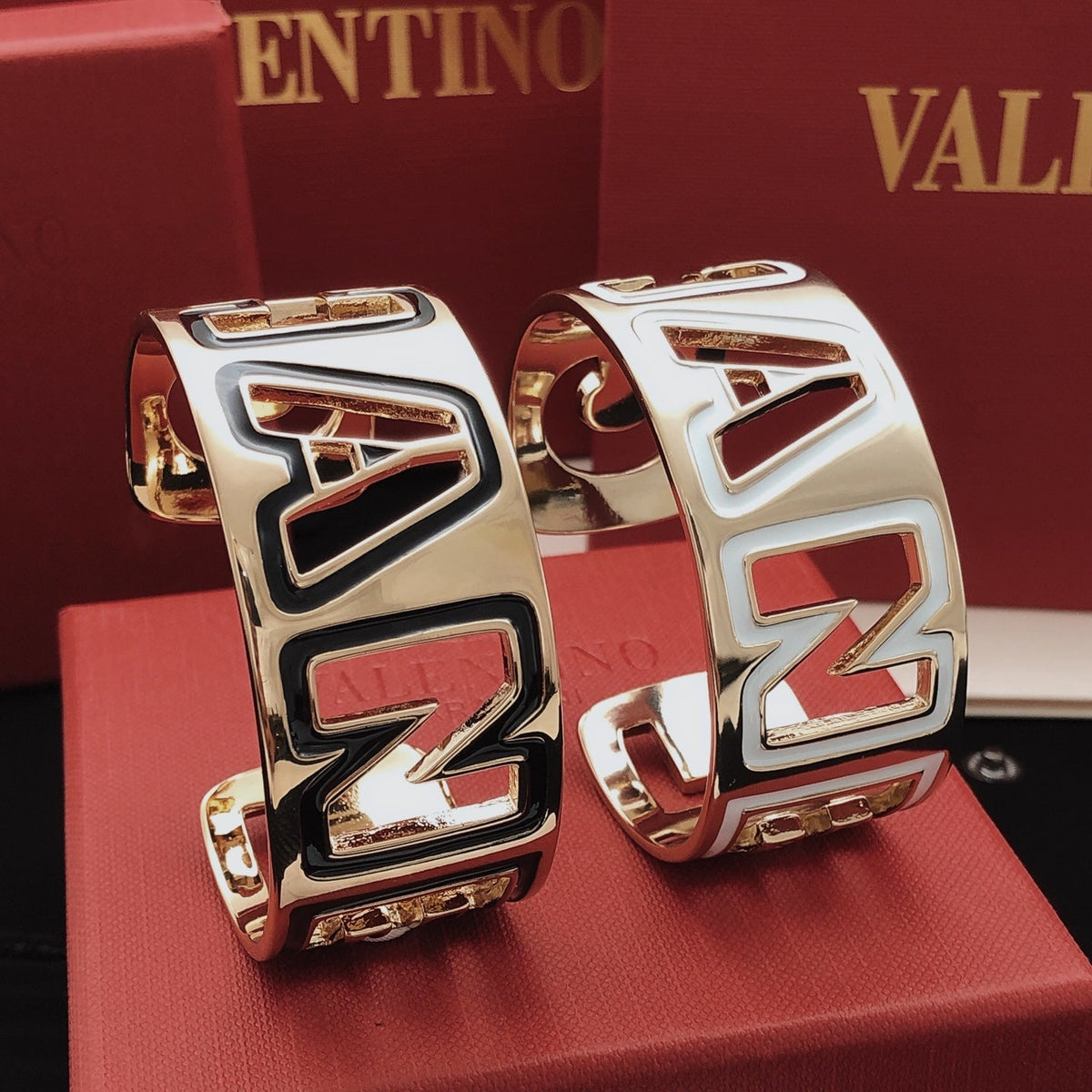 Martin Graham Signature bangle in gold-tone – close-up detail