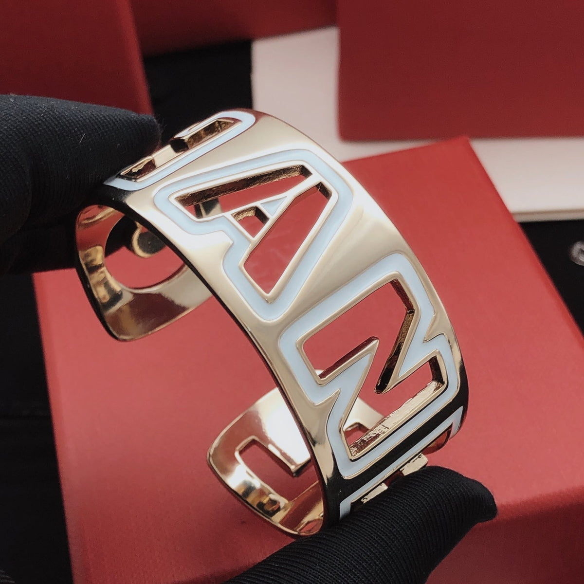 Martin Graham Signature bangle in gold-tone – detail view