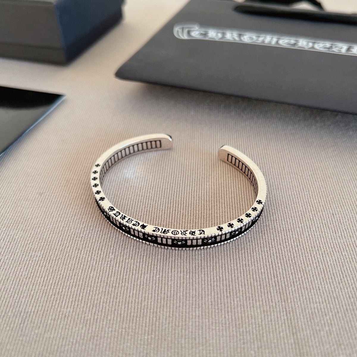 Martin Graham bracelet in polished metal-tone – close-up detail