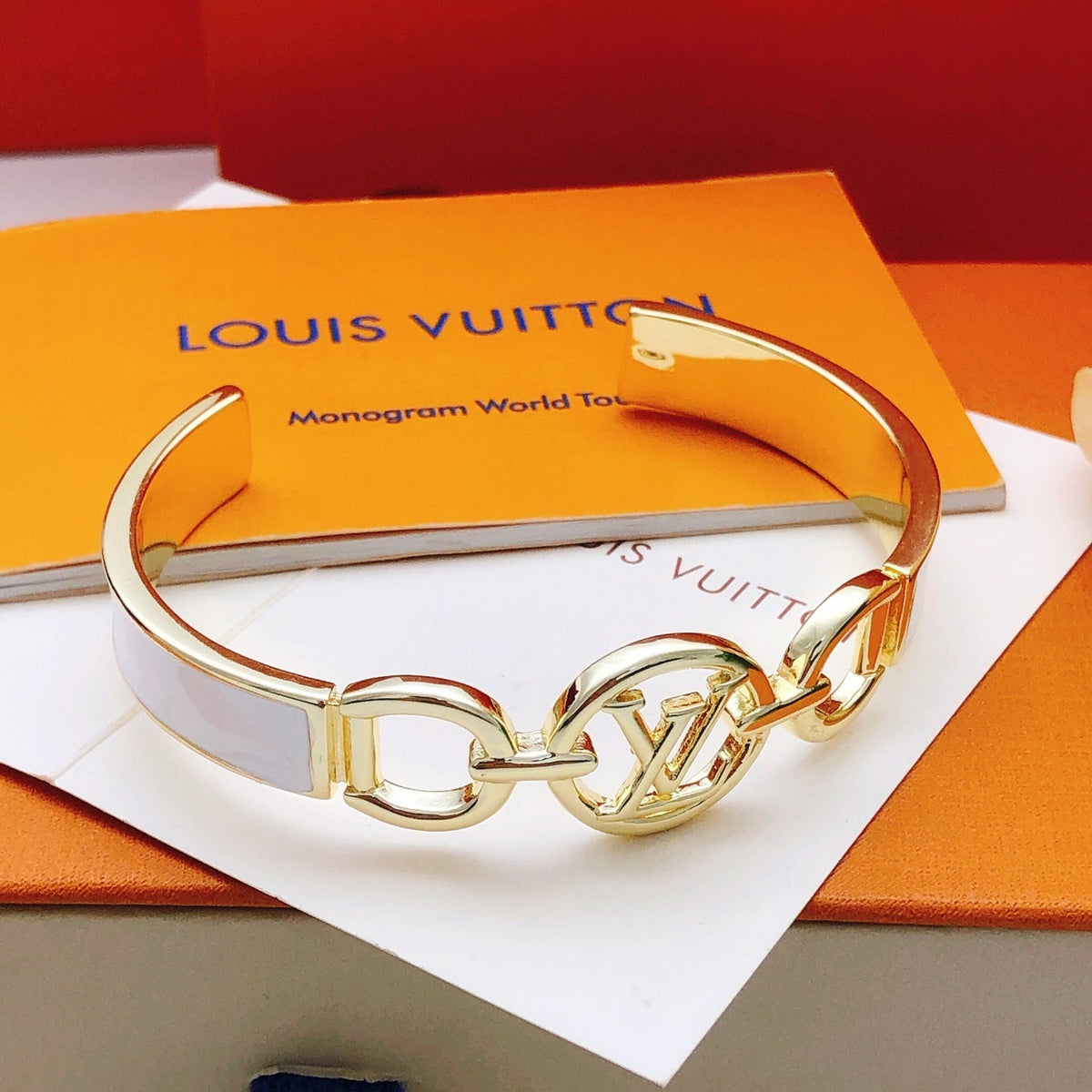 Martin Graham bangle in polished metal-tone – detail view
