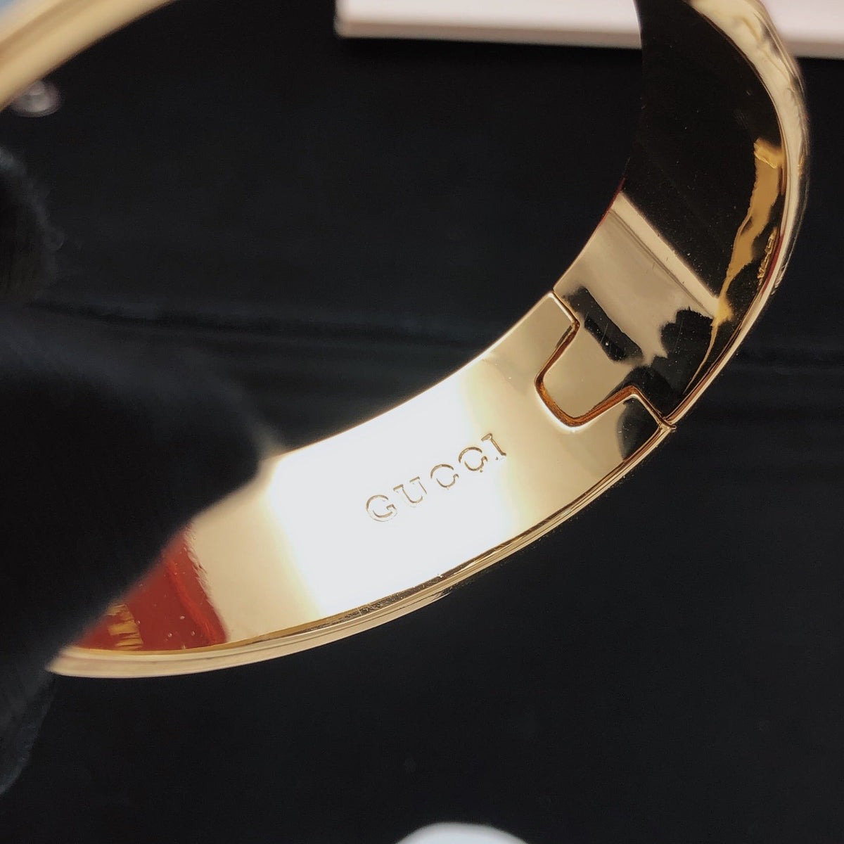 Martin Graham bangle in polished metal-tone – side detail