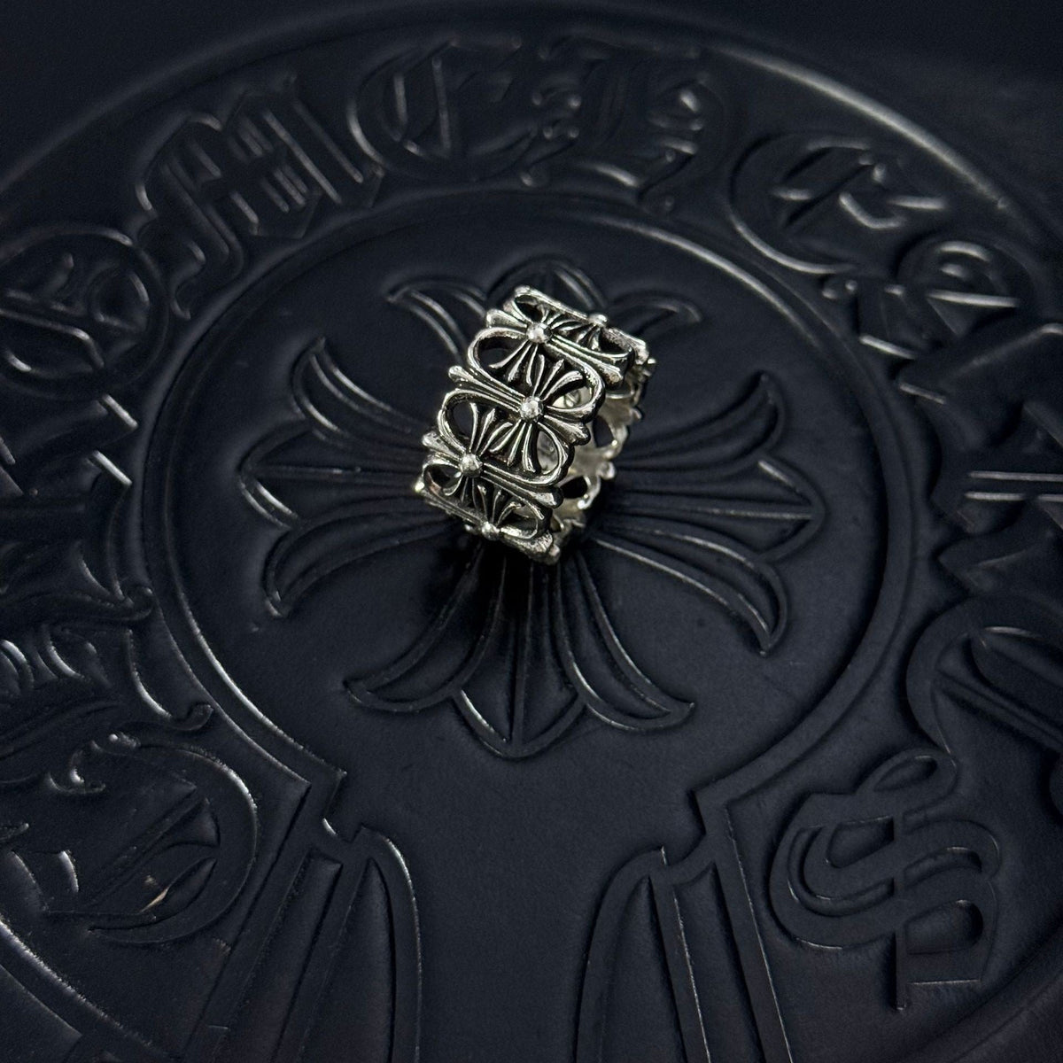 Martin Graham ring in polished metal-tone – side detail