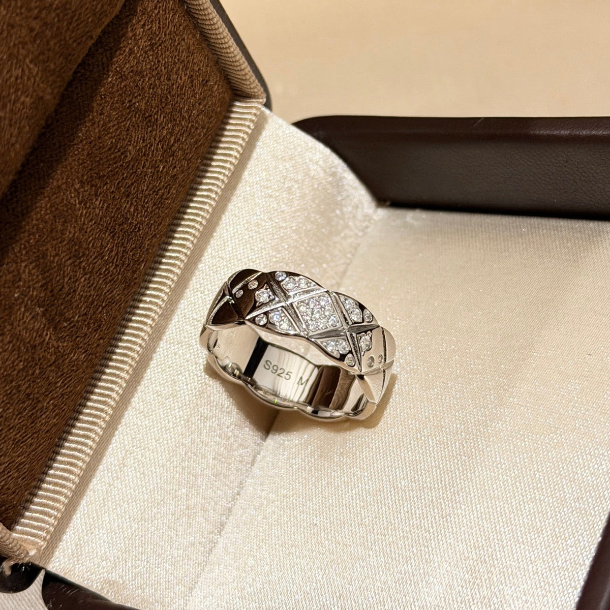 Martin Graham ring in polished metal-tone – side detail
