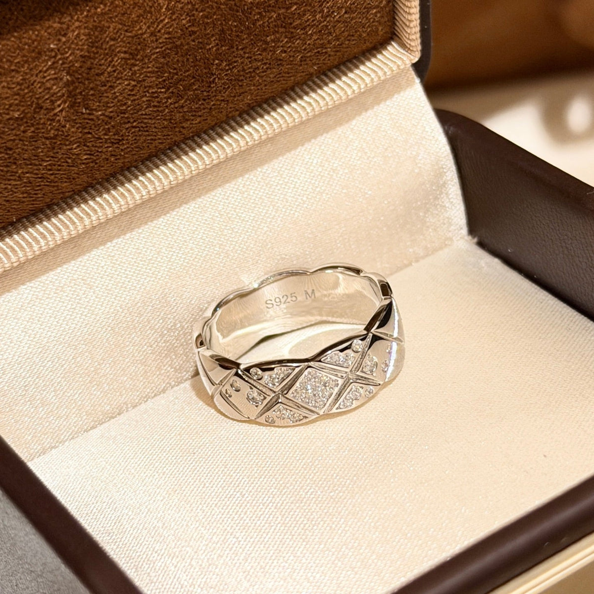 Martin Graham ring in polished metal-tone – detail view