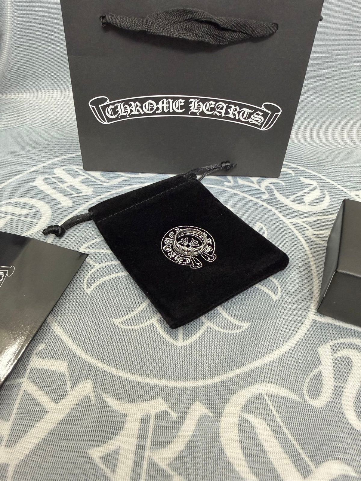 Martin Graham ring in polished metal-tone – side detail