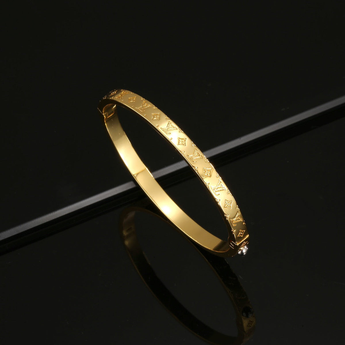 Martin Graham bangle in polished metal-tone – side detail