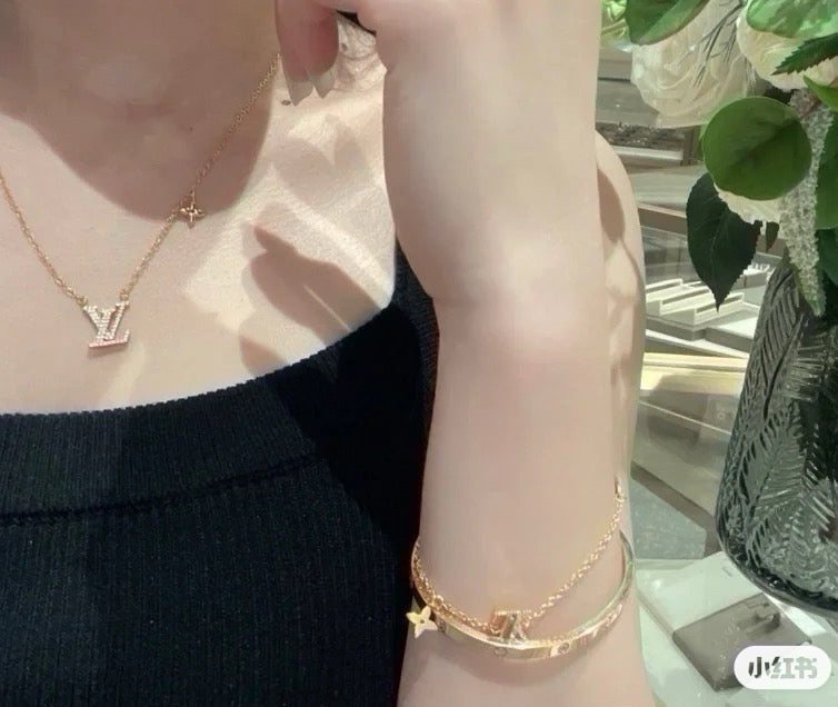 Martin Graham bracelet in polished metal-tone – close-up detail