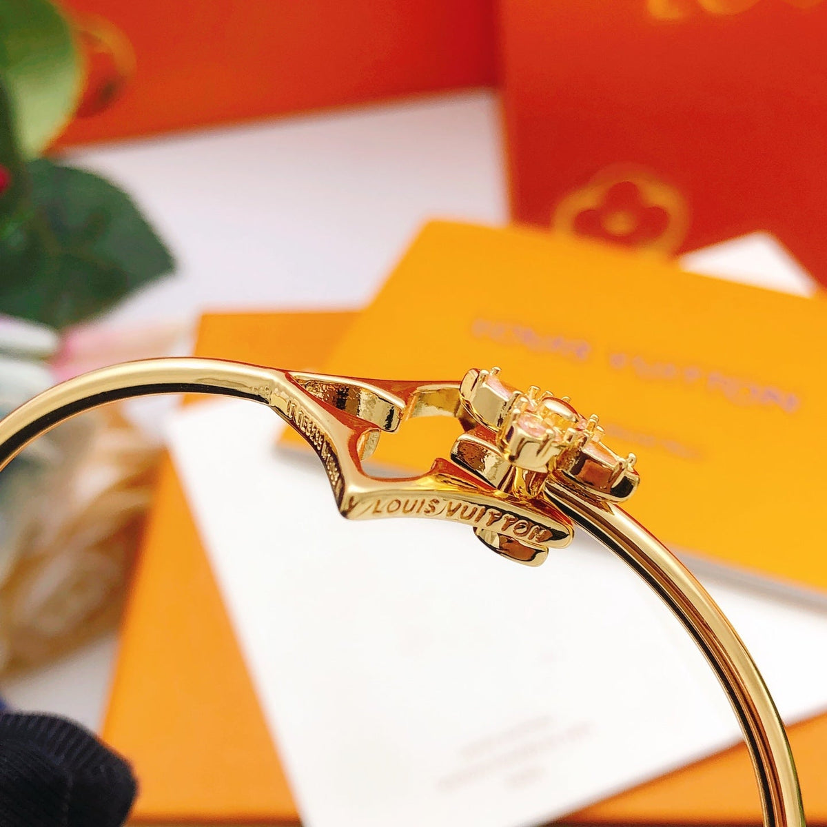 Martin Graham bangle in polished metal-tone – detail view