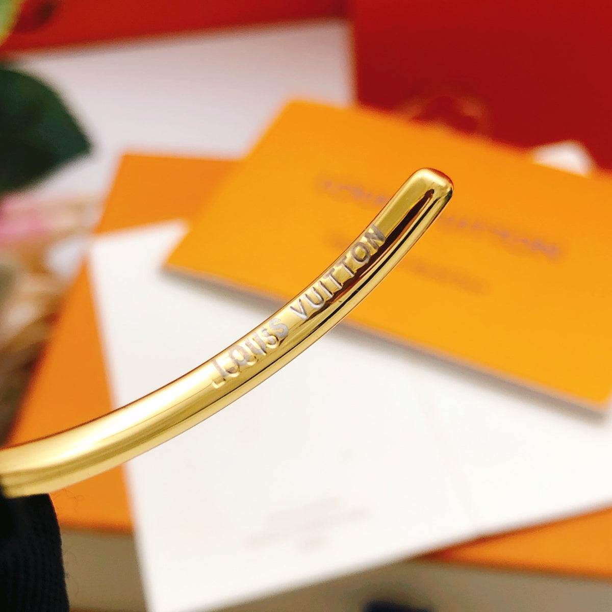 Martin Graham bangle in polished metal-tone – detail view