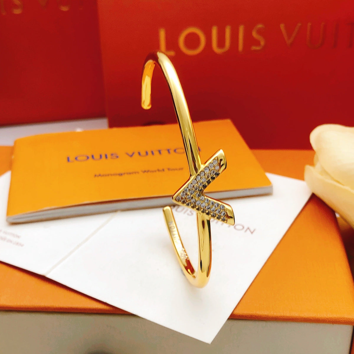 Martin Graham bangle in polished metal-tone – side detail