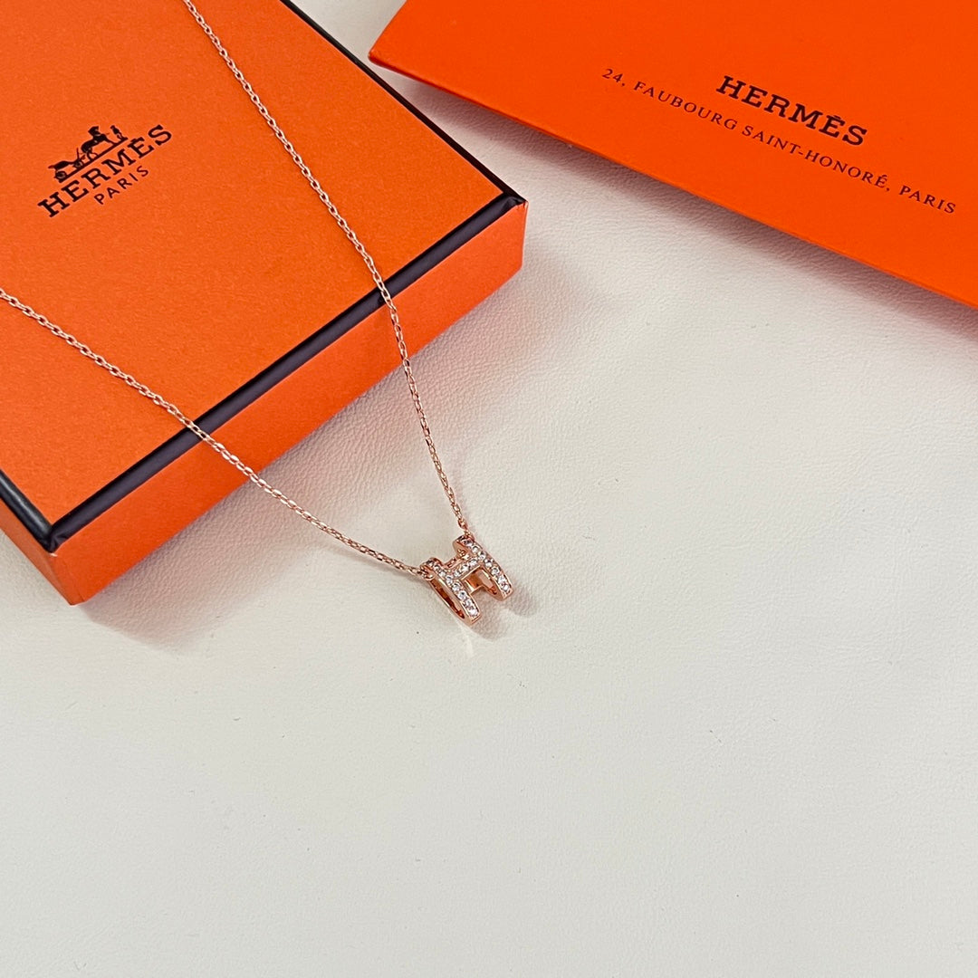 Martin Graham pendant necklace in polished metal-tone – side detail