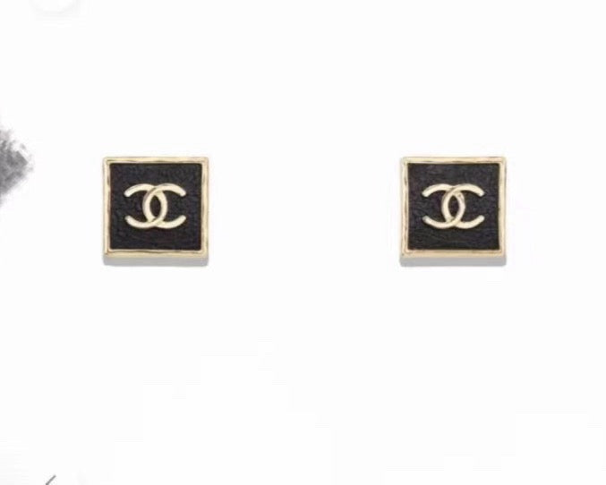 Martin Graham earrings in polished metal-tone – detail view