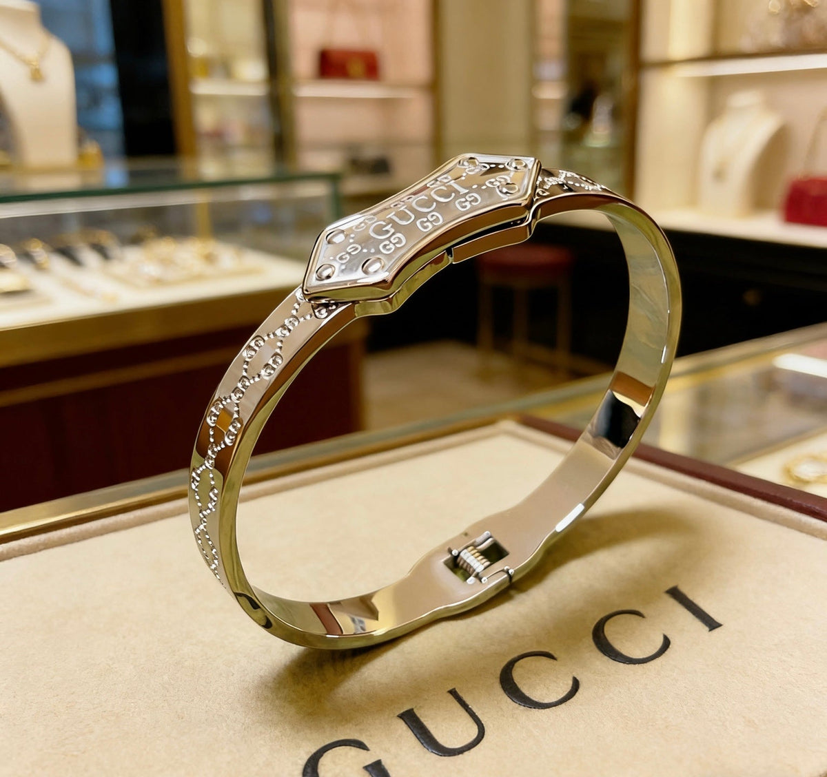 Martin Graham bangle in polished metal-tone – side detail