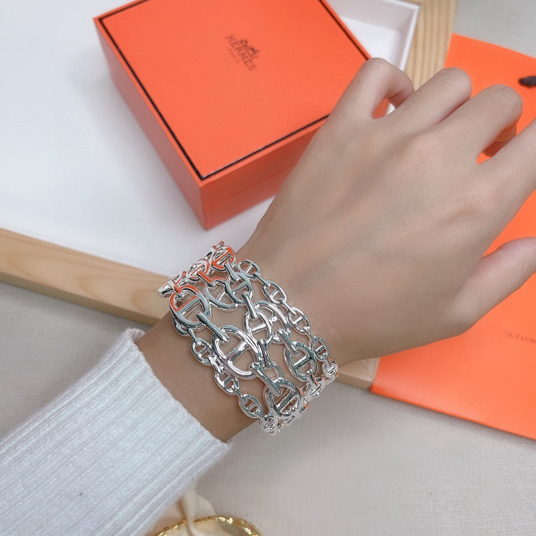 Martin Graham bangle in polished metal-tone – detail view