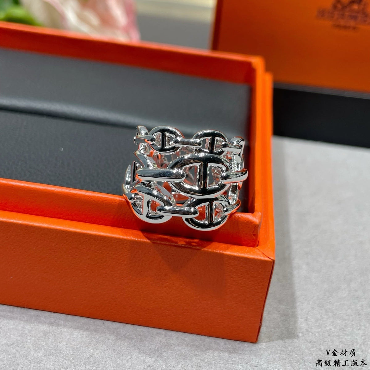 Martin Graham ring in polished metal-tone – side detail